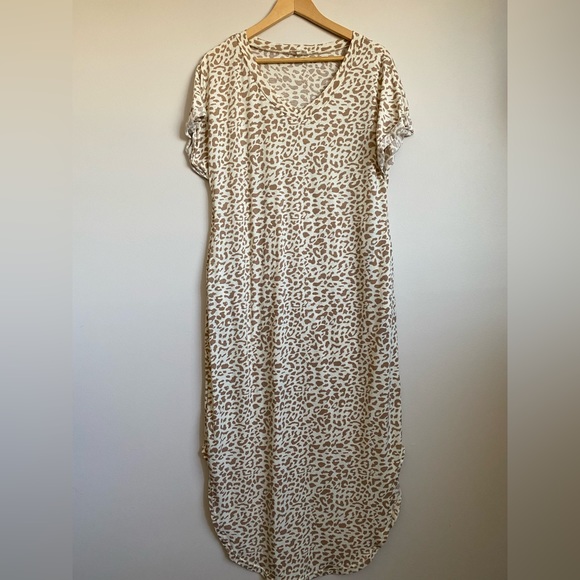 La Miel. Maxi t-shirt dress. Small. Neutral animal print. Has pockets. - Picture 1 of 7